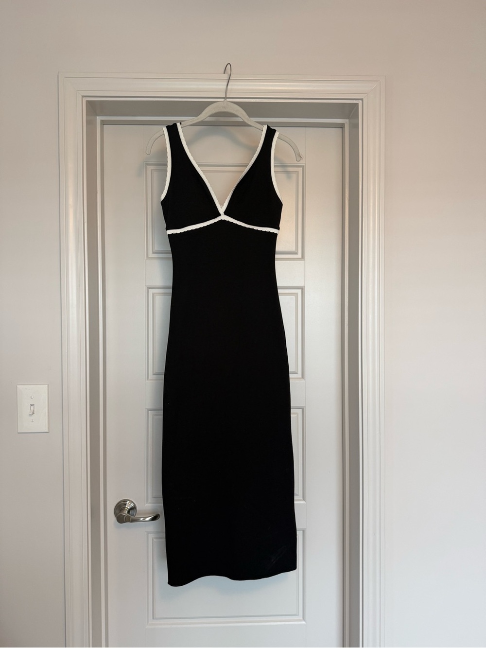 NWOT ZARA Women’s Black V-Neck Sleeveless Maxi Dress Knit White Trim Size Small